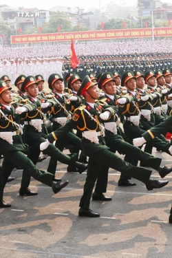 Các lực lượng của quân đội diễu binh qua lễ đài. Ảnh: Lâm Khánh - TTXVN