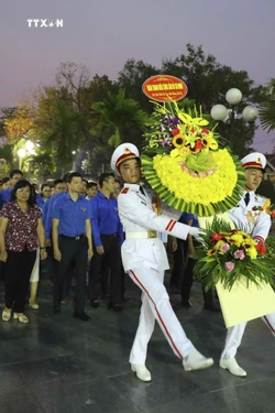 Lễ dâng hương, thắp nến tri ân các Anh hùng liệt sĩ tại Nghĩa trang A1. Ảnh: Xuân Tư - TTXVN