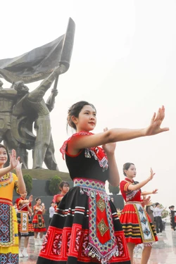 Thế hệ tương lai của Điện Biên anh hùng. Ảnh: Xuân Tư