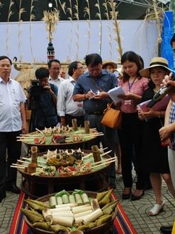Thưởng thức cơm lam – thịt nướng theo cách của người Cơ Tu