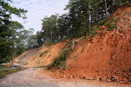 Mưa lớn gây ngập và sạt lở trên Quốc lộ 27 nối Lâm Đồng - Khánh Hòa