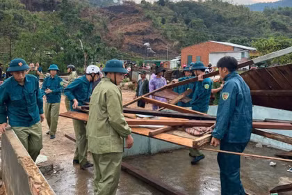 Lâm Đồng: Mưa dông khiến nhiều nhà dân bị sập, tốc mái