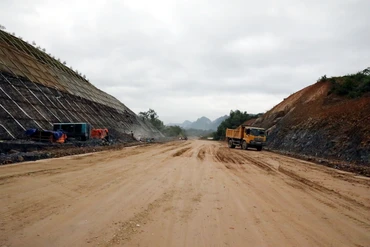 Ngày đêm bám công trường cao tốc cửa khẩu Hữu Nghị - Chi Lăng