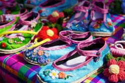 “Dáng giày nét Giáy”: Khi người trẻ tham gia bảo tồn nghề làm giày truyền thống của người Giáy 