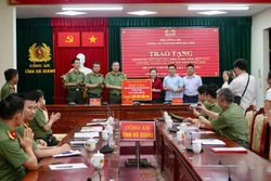 Công an Hà Nội trao tặng 3 tỷ đồng cho tỉnh Hà Giang xóa nhà tạm, nhà dột nát 
