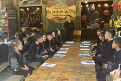 Lớp học bảo tồn văn hoá H’Mông tại bản Cát Cát, Sapa