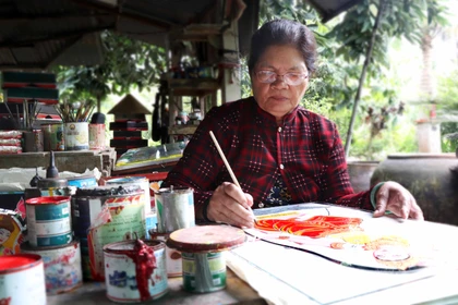 Người phụ nữ Khmer giữ nét vẽ tranh trên kiếng ở xã Thuận Hòa