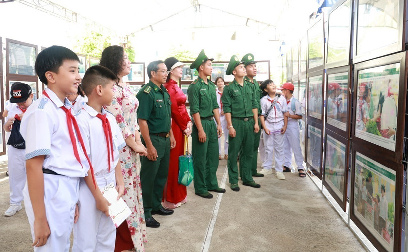 Trưng bày 200 bức ảnh, tư liệu chống rác thải nhựa