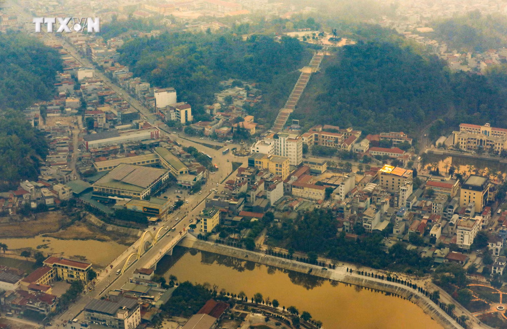 vna_potal_70_nam_chien_thang_dien_bien_phu_ngam_thung_lung_muong_thanh_tu_truc_thang_cua_khong_quan_viet_nam_7339028.jpg