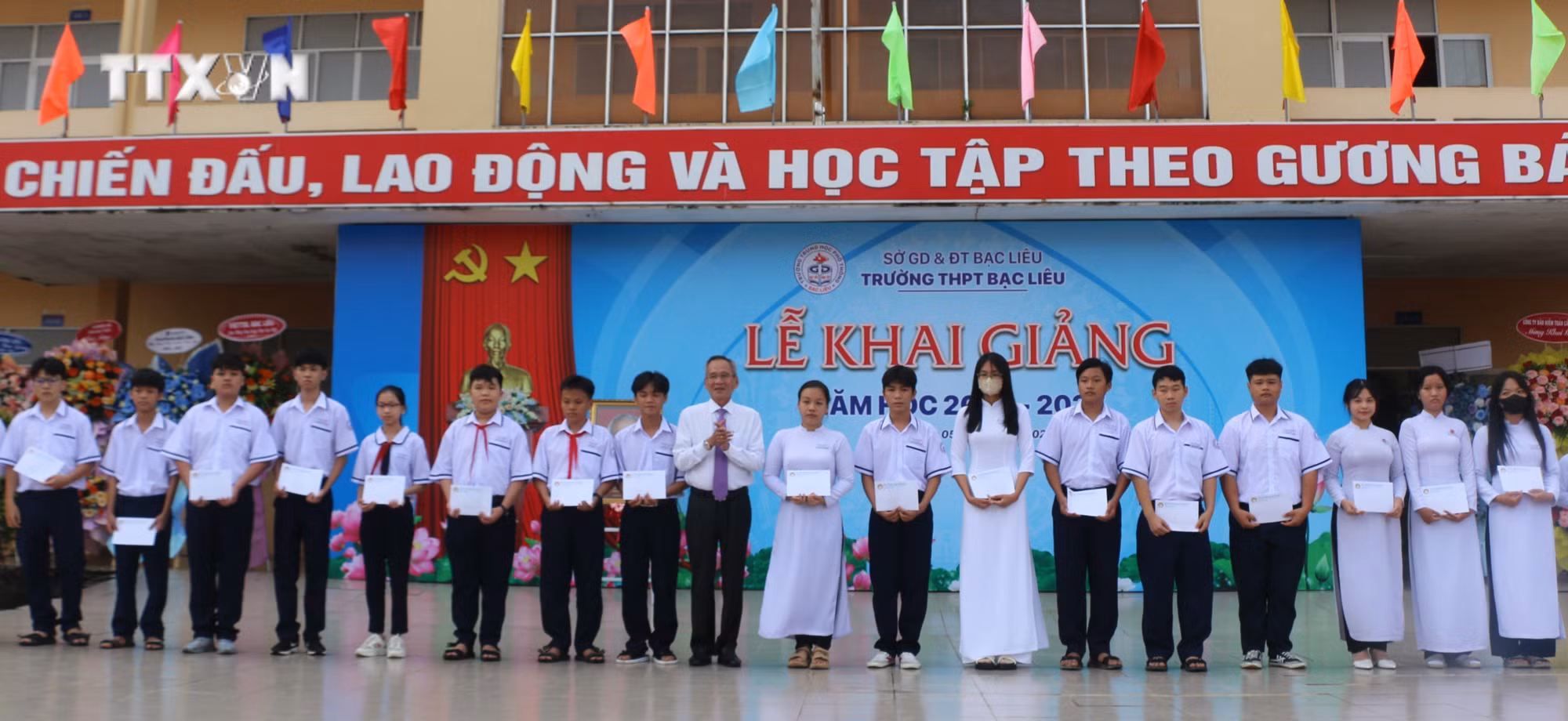 vna_potal_hon_23_trieu_hoc_sinh_ca_nuoc_buoc_vao_nam_hoc_moi_2024-2025_7573706.jpg
