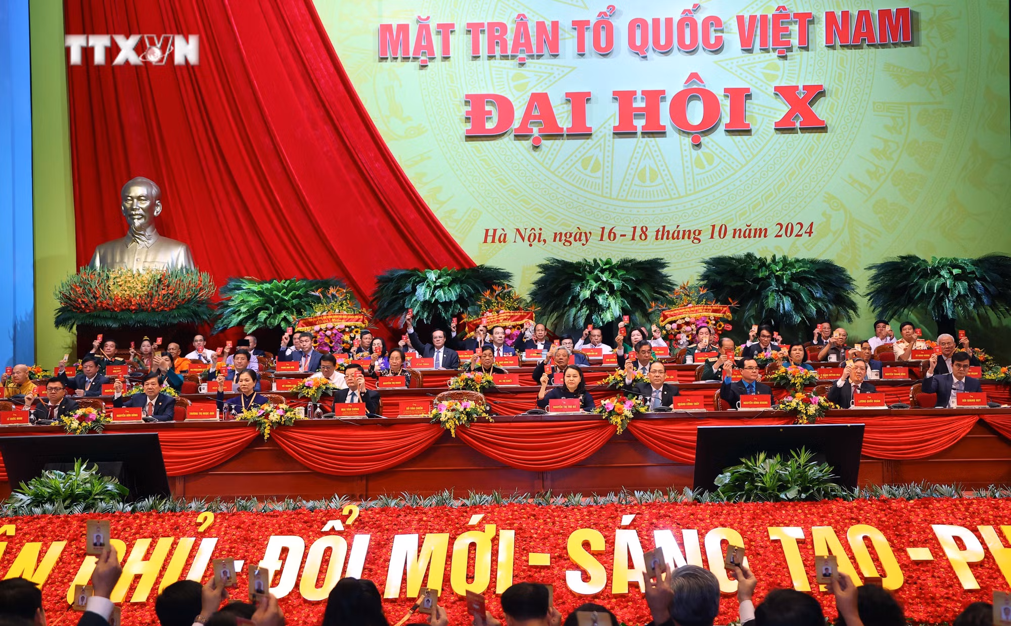 vna_potal_dai_hoi_x_mttq_viet_nam_thong_qua_de_an_nhan_su_7656745.jpg