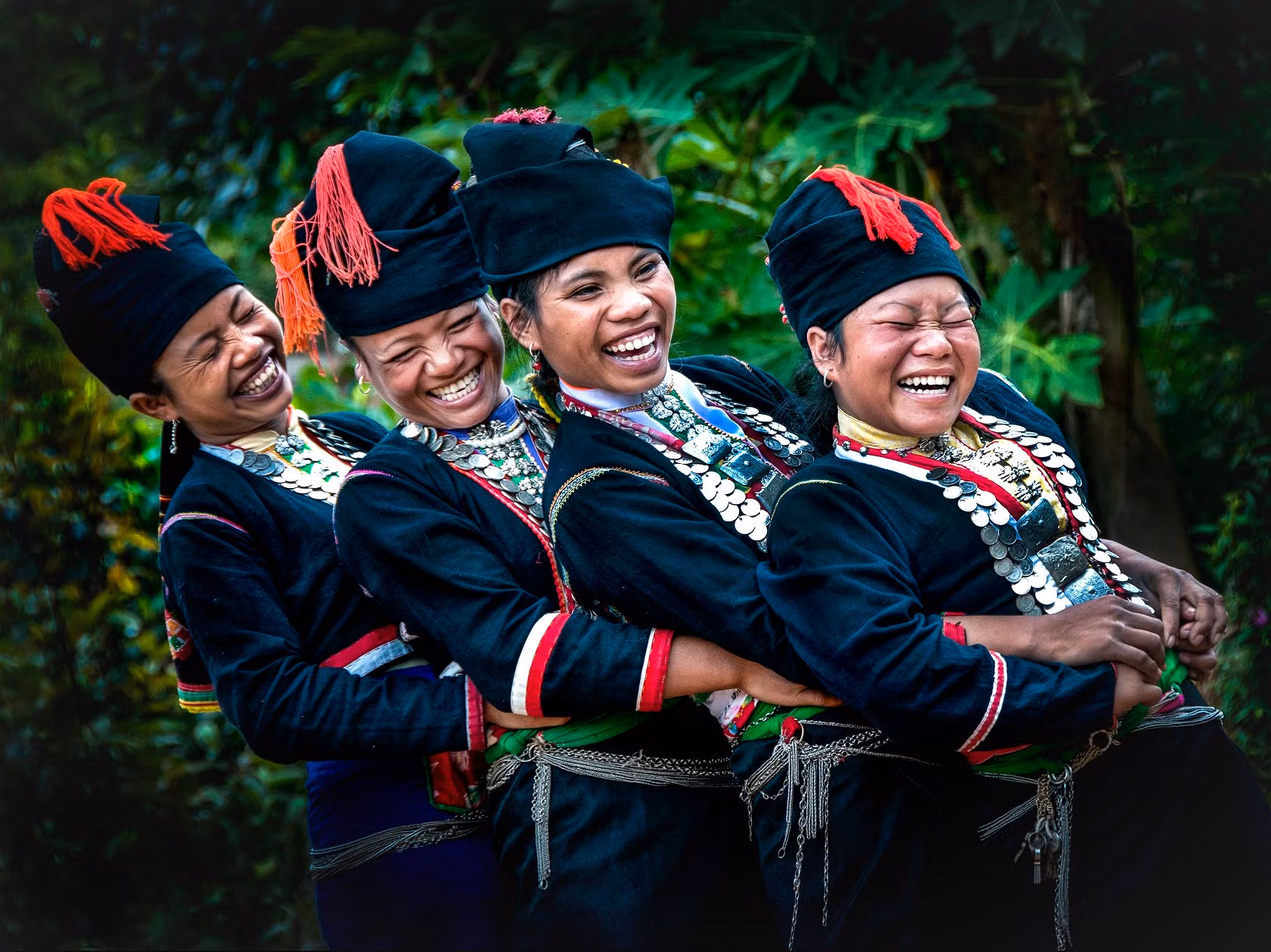 10 - KHƠ MÚ - Nụ cười Khơ Mú - NGUYỄN HỒNG NGA.jpg