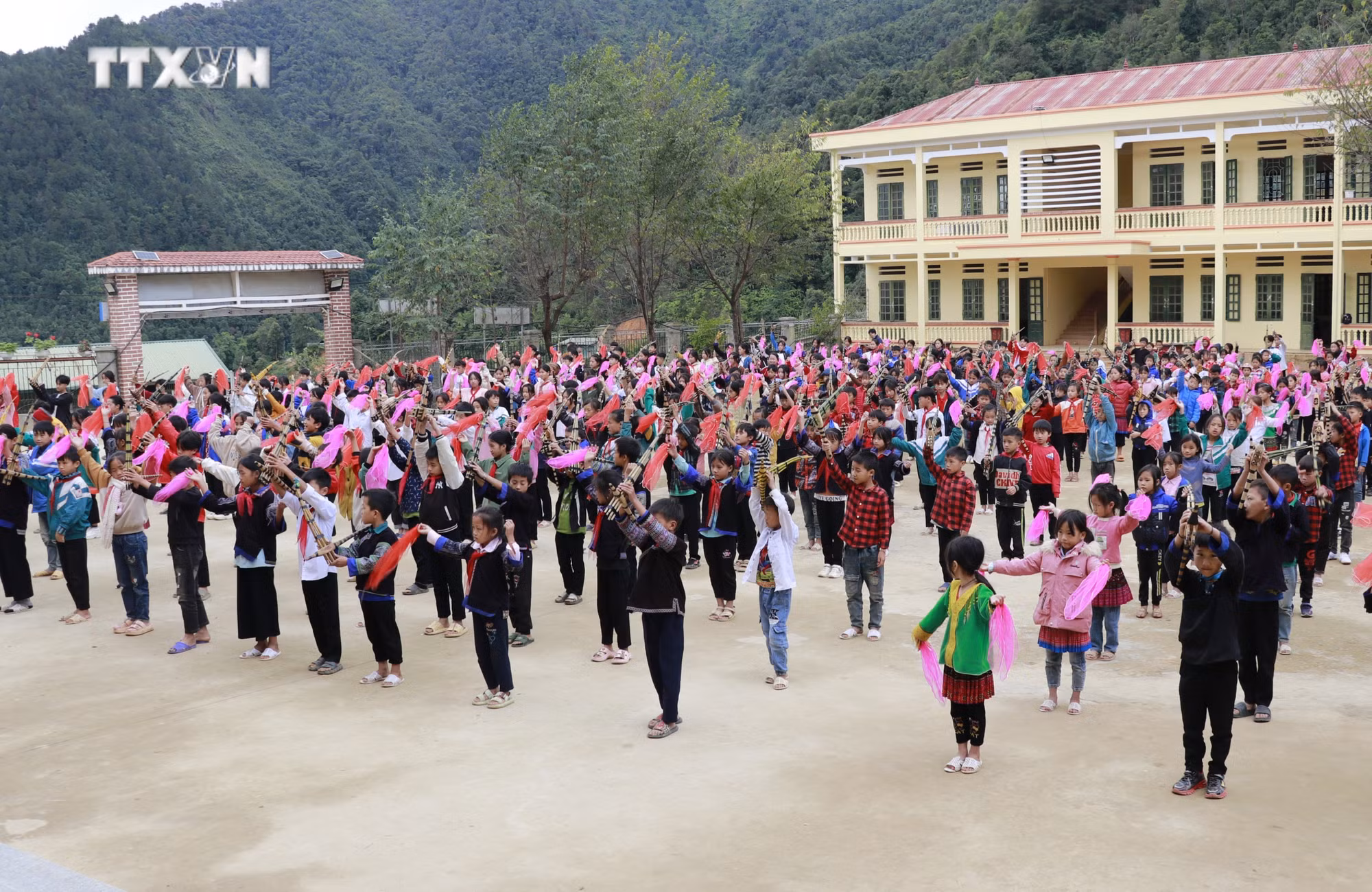 vna_potal_de_tieng_khen_mong_mai_ngan_vang__7090911.jpg