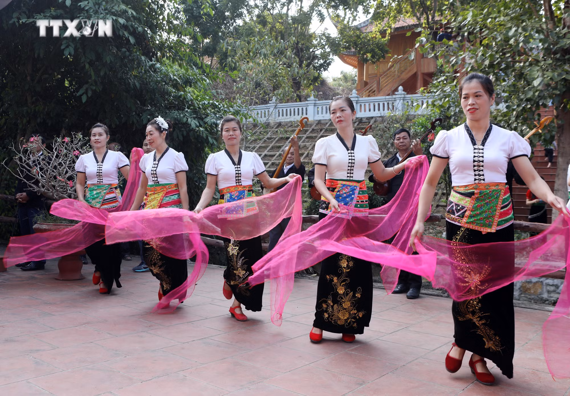 vna_potal_van_hoa_soi_duong_dac_sac_le_hoi_nang_han_cua_nguoi_thai_trang_o_lai_chau_7286838.jpg