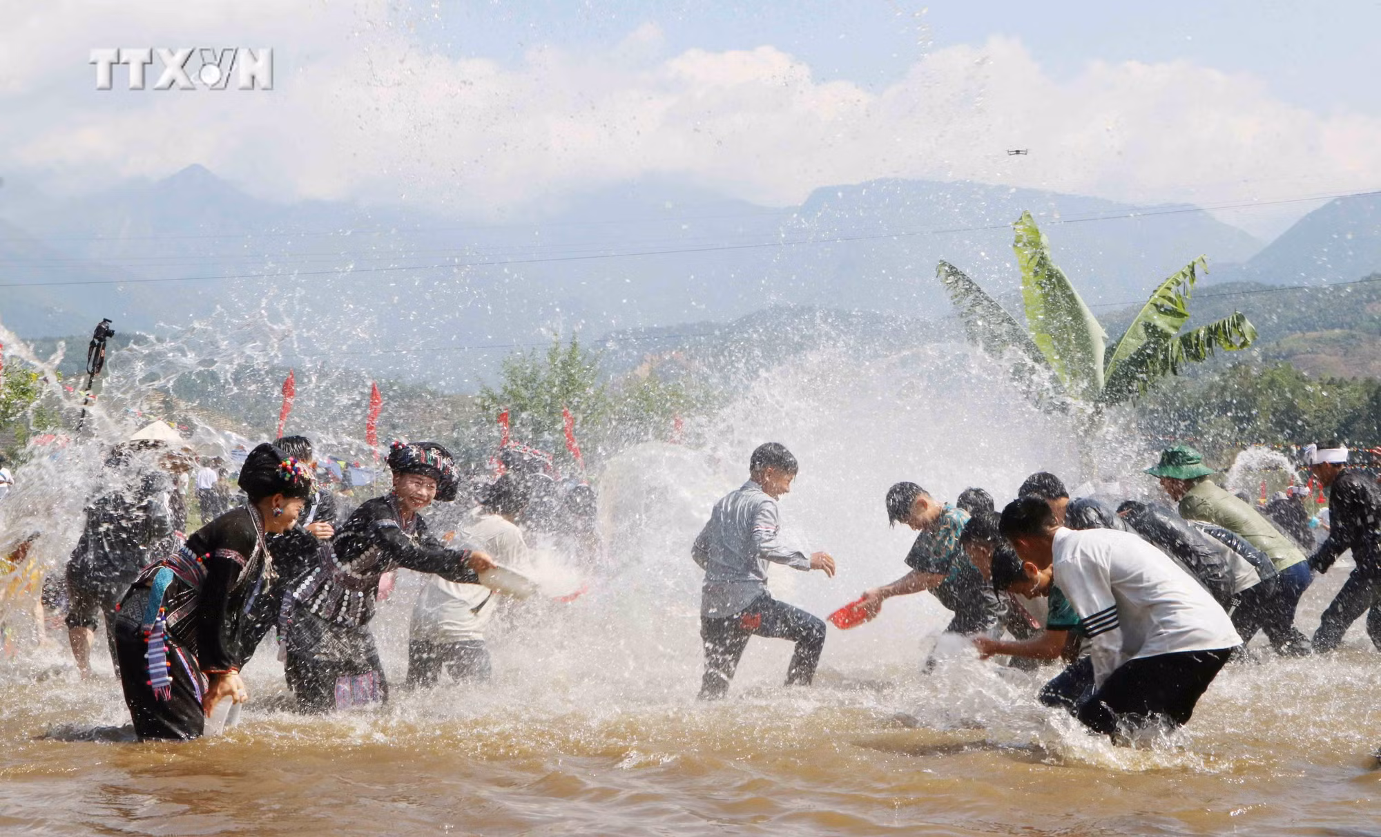 vna_potal_ve_lai_chau_cung_dan_toc_lao_vui_le_hoi_bun_voc_nam_7285599.jpg