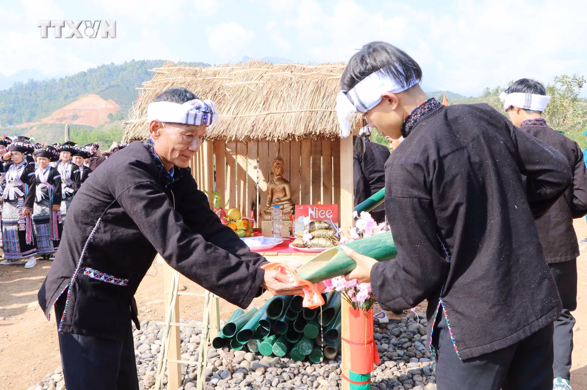 vna_potal_ve_lai_chau_cung_dan_toc_lao_vui_le_hoi_bun_voc_nam_7285600.jpg