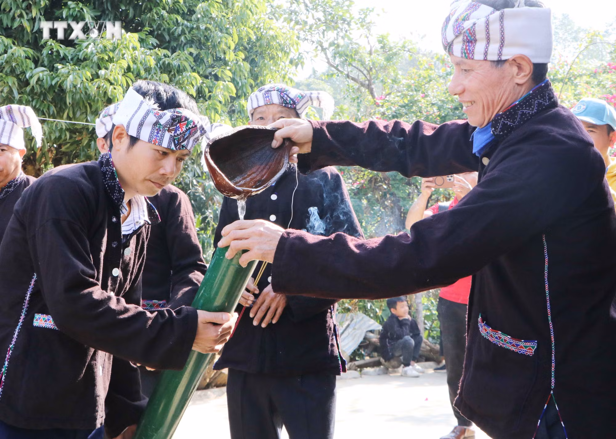 vna_potal_ve_lai_chau_cung_dan_toc_lao_vui_le_hoi_bun_voc_nam_7285597.jpg
