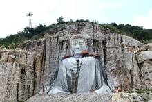Khắc tượng Phật Thích Ca cao 81m vào vách núi Sam