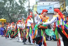 Về Triều Khúc xem trai giả gái trong điệu múa cổ