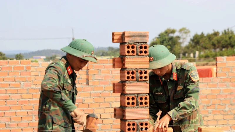 Dồn lực hoàn thành 60 căn nhà cho đồng bào M’Nông ở vùng biên Quảng Trực