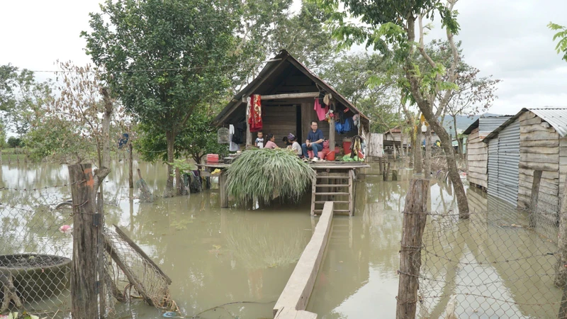 Khẩn trương khắc phục ngập úng ở Buôn Nu sau bão 13 và mưa lũ 