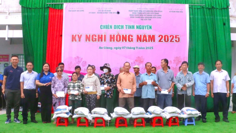 Chiến dịch tình nguyện 'Kỳ nghỉ hồng' tại vùng biên giới Tây Nam