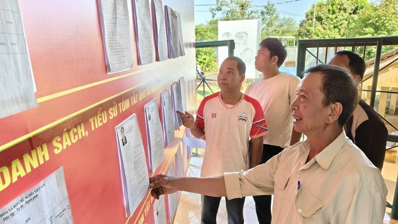 Già làng, người có uy tín làm cầu nối trong tuyên truyền bầu cử