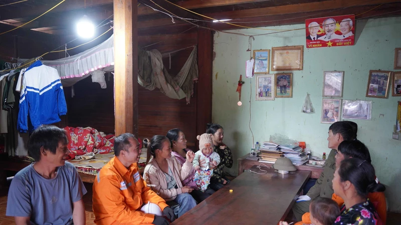 Đưa ánh sáng về bản để đồng bào vùng cao đón Tết trọn vẹn