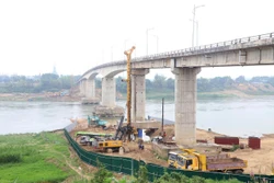 Đẩy nhanh tiến độ, bảo đảm an toàn sửa chữa cầu Sông Lô
