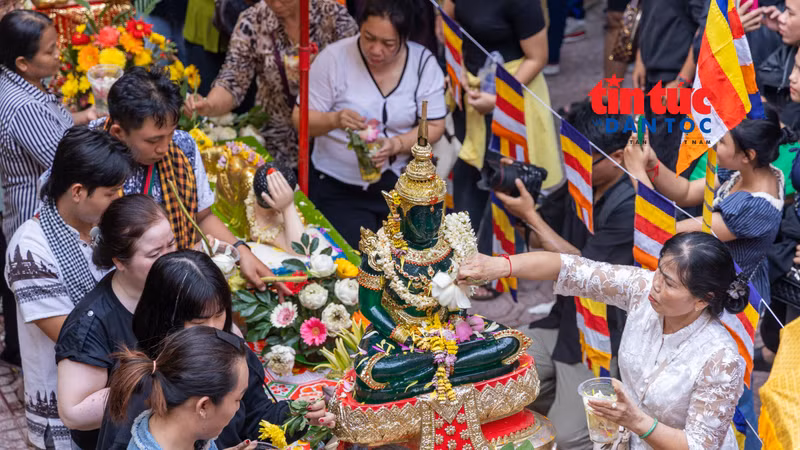 Đông đảo phật tử Khmer dự lễ tắm Phật tại chùa Candaransi