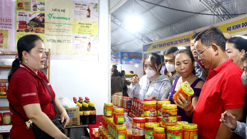 Vĩnh Long: Khai mạc Hội chợ xúc tiến thương mại, sản phẩm OCOP và đặc sản vùng miền