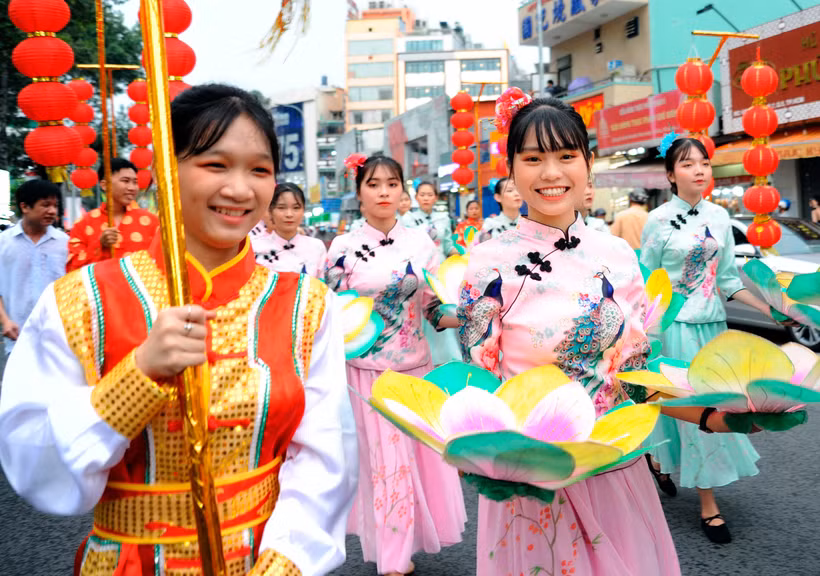 Thiếu nữ người Hoa rạng rỡ trong trang phục truyền thống