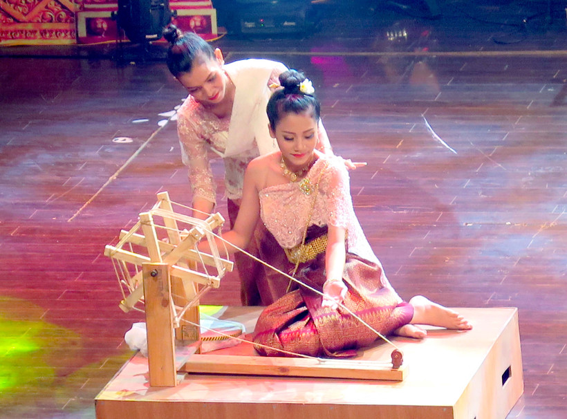 Gia huấn ca nữ Khmer khuyên dạy các cô gái phải chăm chỉ học hành, trang bị cho mình một nghề nghiệp ổn định để có thể đỡ đần hôn phu sau khi thành hôn. Trong ảnh: Tái hiện tục “Vào bóng mát” của người Khmer tại Ngày hội Văn hóa, Thể thao và Du lịch vùng 
