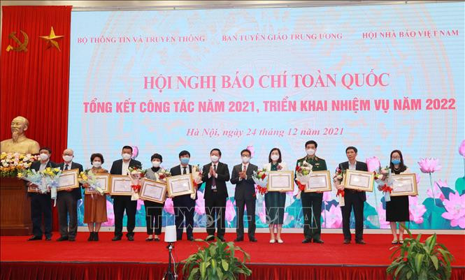 Tập thể có thành tích xuất sắc nhận Bằng khen của Ban Tuyên giáo Trung ương. Ảnh: Phương Hoa - TTXVN
