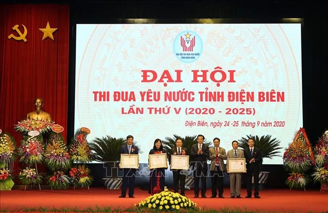 Các tập thể và cá nhân nhận Huân chương Lao động hạng Nhất. Ảnh: Phan Tuấn Anh - TTXVN