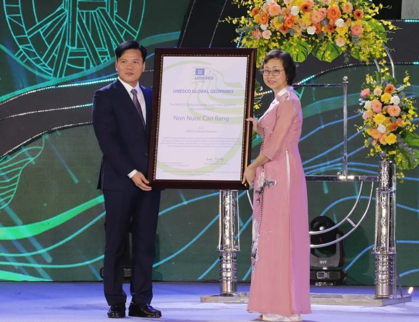 Đón Bằng Chứng nhận danh hiệu Công viên địa chất toàn cầu UNESCO non nước Cao Bằng sau kỳ tái thẩm định
