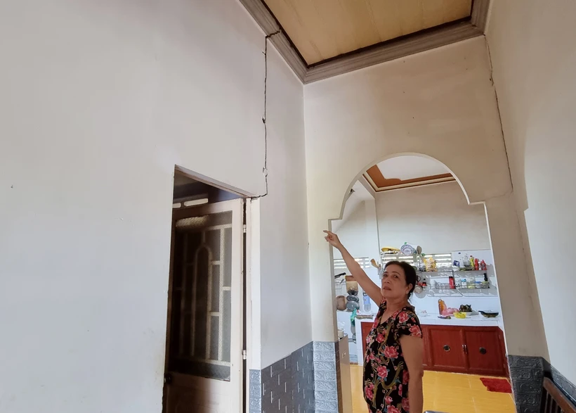Căn nhà của bà Hà Thị Đỏ (thôn An Thạnh 1, xã An Hải, huyện Ninh Phước) bị nứt do ảnh hưởng của thi công công trình đập hạ lưu sông Dinh. Ảnh: Nguyễn Thành – TTXVN