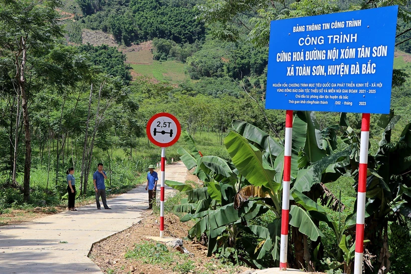 Công trình cứng hóa đường nội xóm Tân Sơn, xã Toàn Sơn, huyện Đà Bắc (Hòa Bình) được triển khai từ Chương trình mục tiêu Quốc gia phát triển kinh tế - xã hội đồng bào thiểu số và miền núi. Ảnh: Thanh Hải - TTXVN