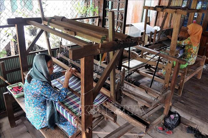 Nghề dệt thổ cẩm của đồng bào Chăm ở xã Châu Phong, thị xã Tân Châu, tỉnh An Giang đã trải qua hàng thế kỷ, được các thế hệ phụ nữ Chăm giữ gìn, phát triển bằng hình thức “mẹ truyền con nối”. Ảnh: An Hiếu - TTXVN