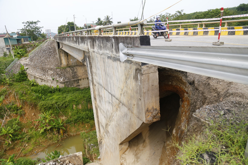 Sạt lở khá sâu tại chân cầu Má đoạn Km203+680 Quốc lộ 37 thuộc xã Thái Bình, huyện Yên Sơn, tỉnh Tuyên Quang. Ảnh: Nam Sương - TTXVN