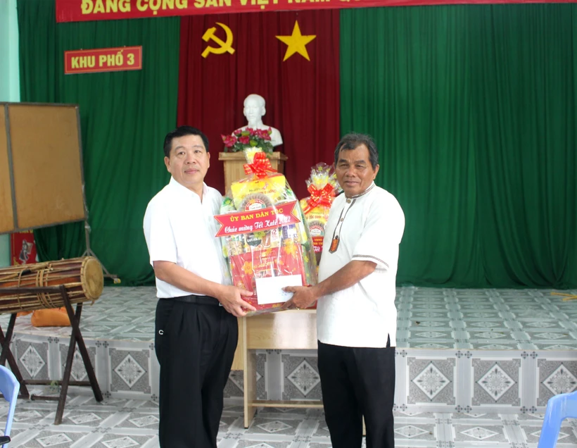 Thứ trưởng, Phó Chủ nhiệm Ủy ban Dân tộc Lê Sơn Hải trao quà cho các chức sắc, người có uy tín tại khu phố 3, thị trấn Ma Lâm (huyện Hàm Thuận Bắc). Ảnh: Hồng Hiếu- TTXVN