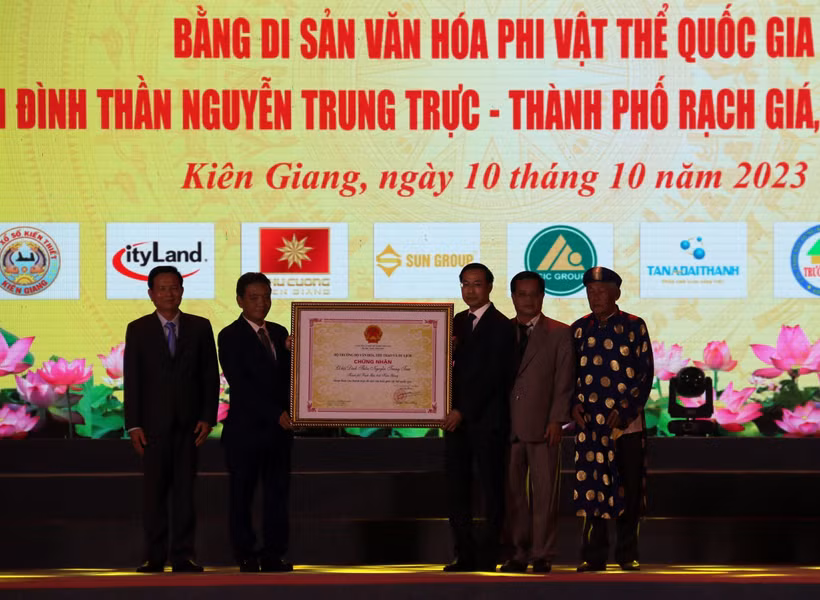 Đón nhận Bằng Di sản văn hóa phi vật thể quốc gia "Lễ hội Đình thần Nguyễn Trung Trực - Rạch Giá, tỉnh Kiên Giang". Ảnh: Lê Sen - TTXVN