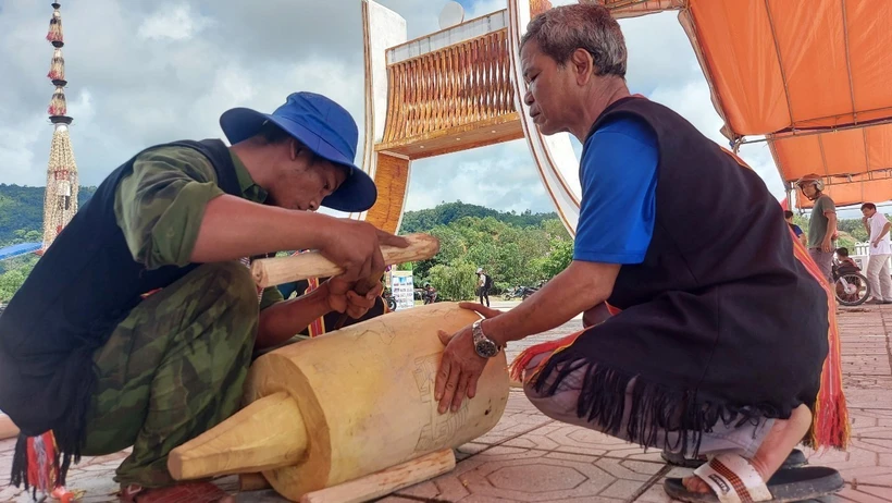 Tạc tượng- bản sắc săn hóa độc đáo của người Bhnong. Ảnh: Đoàn Hữu Trung - TTXVN