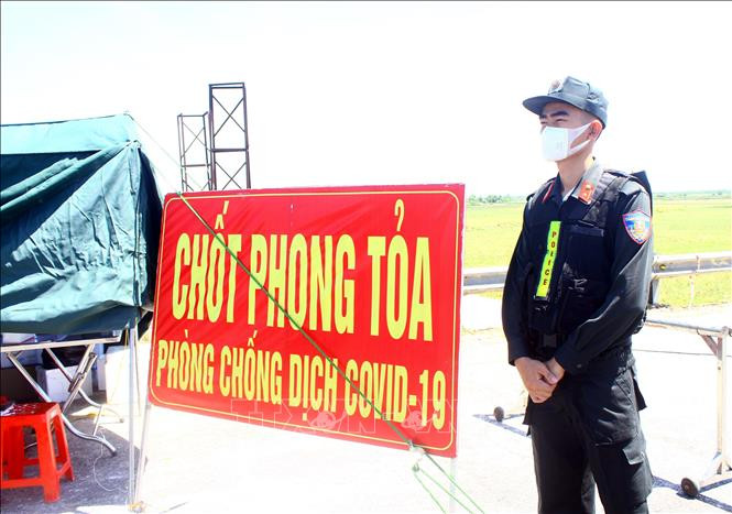 Một chốt kiểm soát dịch COVID-19 ở xã Hưng Hòa, thành phố Vinh, Nghệ An. Ảnh: Tá Chuyên - TTXVN