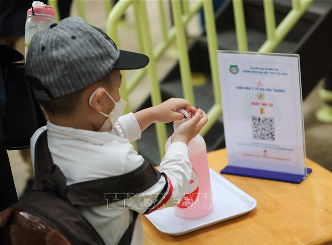 Trẻ thực hiện rửa tay sát khuẩn khi tới trường. Ảnh: Thanh Tùng - TTXVN