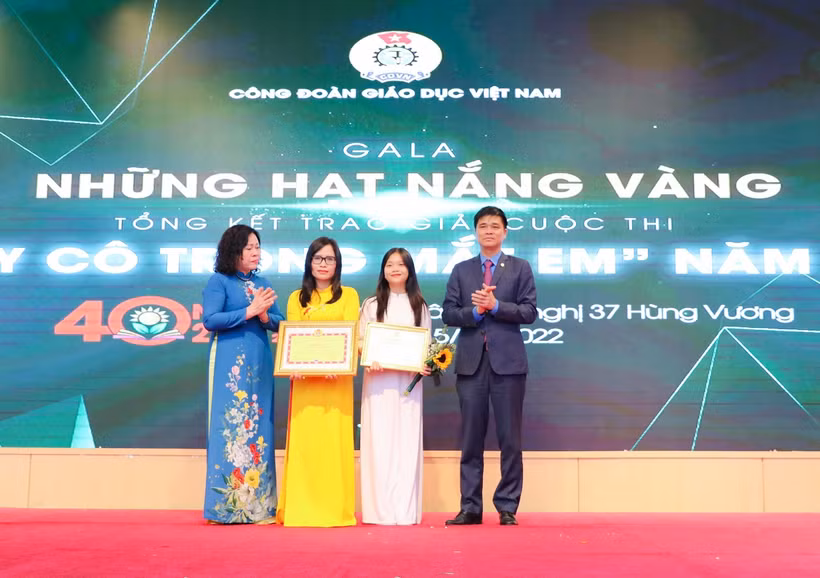 BTC trao giải Đặc biệt cho tác phẩm "Cầu vồng sau cơn mưa" của nhóm học sinh lớp 11A10, trường THPT Chi Lăng, tỉnh Lạng Sơn. Ảnh: Thanh Tùng - TTXVN