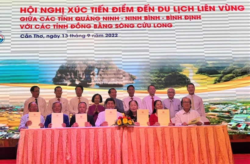 Các địa phương ký kết hợp tác. Ảnh: Ánh Tuyết - TTXVN
