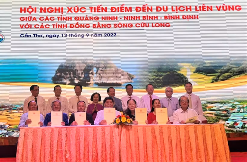 Các địa phương ký kết hợp tác. Ảnh: Ánh Tuyết - TTXVN