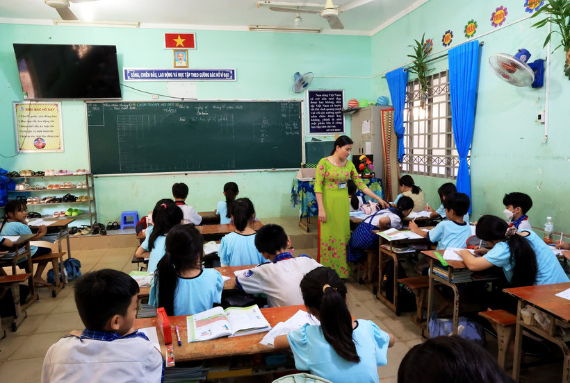Giờ học của học sinh Lớp 4A, Trường Tiểu học Tân Lập (trường chuẩn Quốc gia) tại xã biên giới Tân Lập (Tân Biên, Tây Ninh). Ảnh: Hồng Đạt - TTXVN
