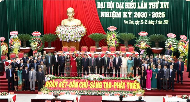 Ban Chấp hành khóa XVI Đảng bộ tỉnh Kon Tum và Đoàn đại biểu đi dự Đại hội đại biểu toàn quốc lần thứ XIII của Đảng ra mắt, nhận nhiệm vụ mới. Ảnh: Cao Nguyên-TTXVN
